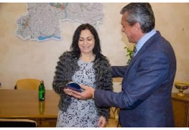 У ДніпроОДА нагородили волонтерку Діану Дольс за допомогу лікарням регіону