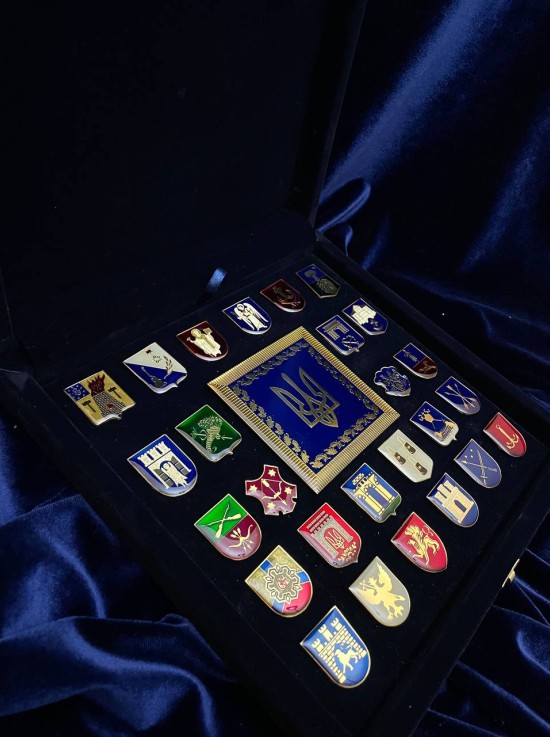 Комплект значків "Герби" 23х27х1,2 мм (16250)