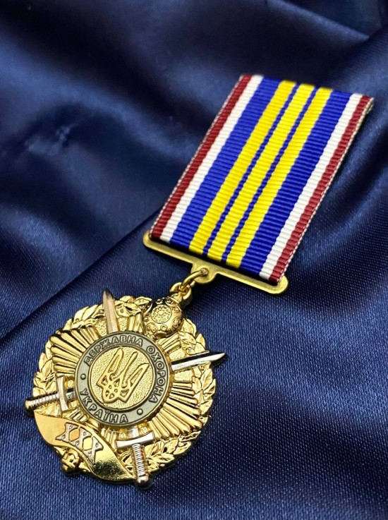 Нагрудний знак "30 років Управлінню державної охорони України УДО 32х38х3 мм (34393)