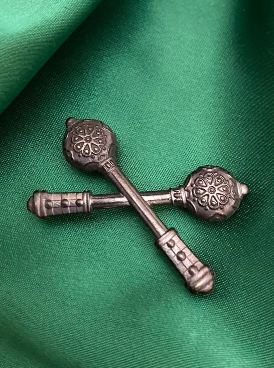 Знак розрізнення "Перехрещені булави" срібло-патина 20х40мм (38565)