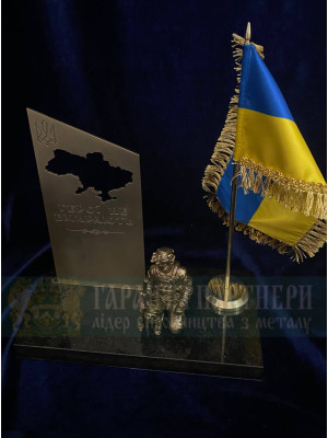 Боєць зі стеллою та прапором_85 мм (40343)