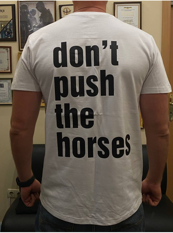 Футболка біла  don’t push the horses  з шевроном Альфа) (40677)