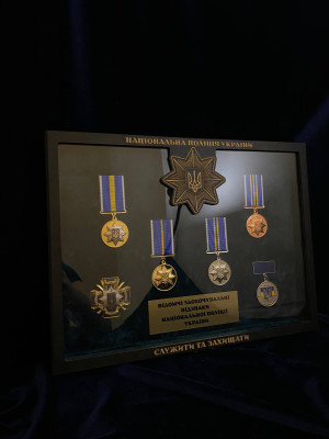 Футляр дерев'яний з нагородами  зі склом НПУ Служити та захищати_330х250х45мм (40975)