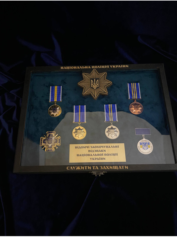 Футляр дерев'яний з нагородами  зі склом НПУ Служити та захищати_330х250х45мм (40975) Футляр дерев'яний з нагородами  зі склом НПУ Служити та захищати_330х250х45мм (40975)