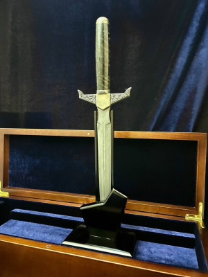 Футляр дерев'яний з підставкою під кортик (38208)