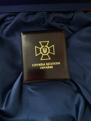 Футляр дерево 100х115х48мм   лого СБУ під монету д50мм (32740)