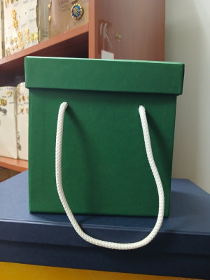 Футляр картон зеленый с ручками 140*140*250 (32796)