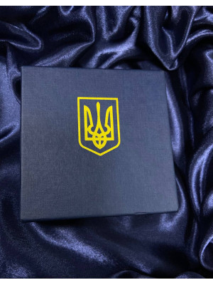 Футляр синій картон 3 тризубом 100х100 під монету д50 мм (32258)