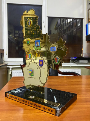 Карта Київської області з гербами НПУ Статуетка_h300мм (39573)