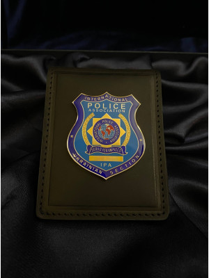 Обкладинка на посвідчення з жетоном international police"_чорна_108х81мм_жетон 61х48х2,5мм шкіряна