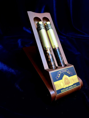 Ручки в дерев'яному футлярі  (04068)