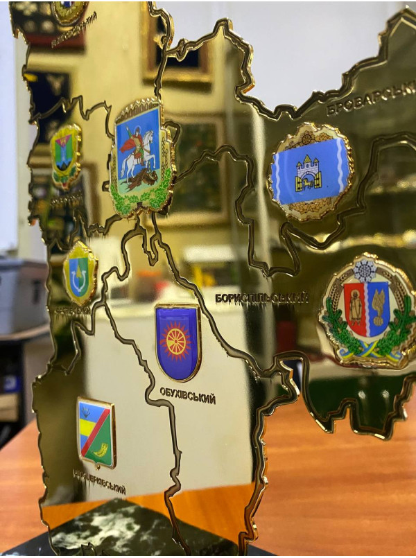 Сувенірна Карта Київської області з гербами НПУ на підставці – з мармуру , гальванічна позолота Статуетка (39573)