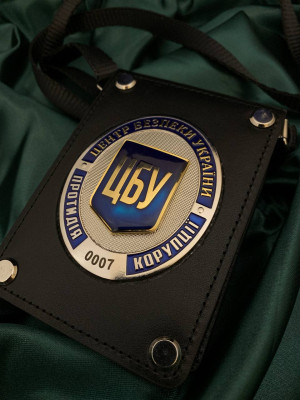 Обкладинка з жетоном "Центр безпеки України. Протидія корупції"_70х57мм (39449) шкіряна 