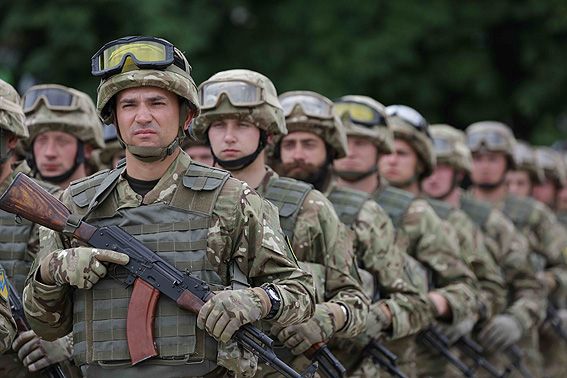 В сопровождении оркестра Главного управления ЧП в Донецкой области защитники двинулись маршем по улицам Мариуполя. В сопровождении оркестра Главного управления ЧП в Донецкой области защитники двинулись маршем по улицам Мариуполя.
