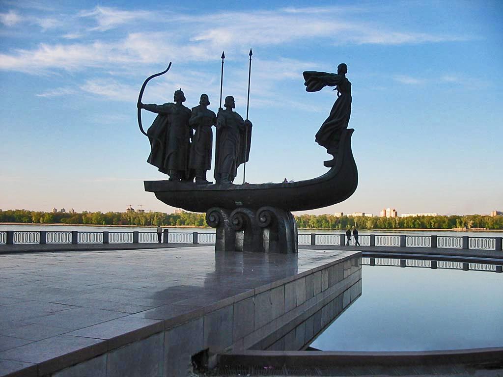 Пам'ятник_засновникам_Києва.jpg