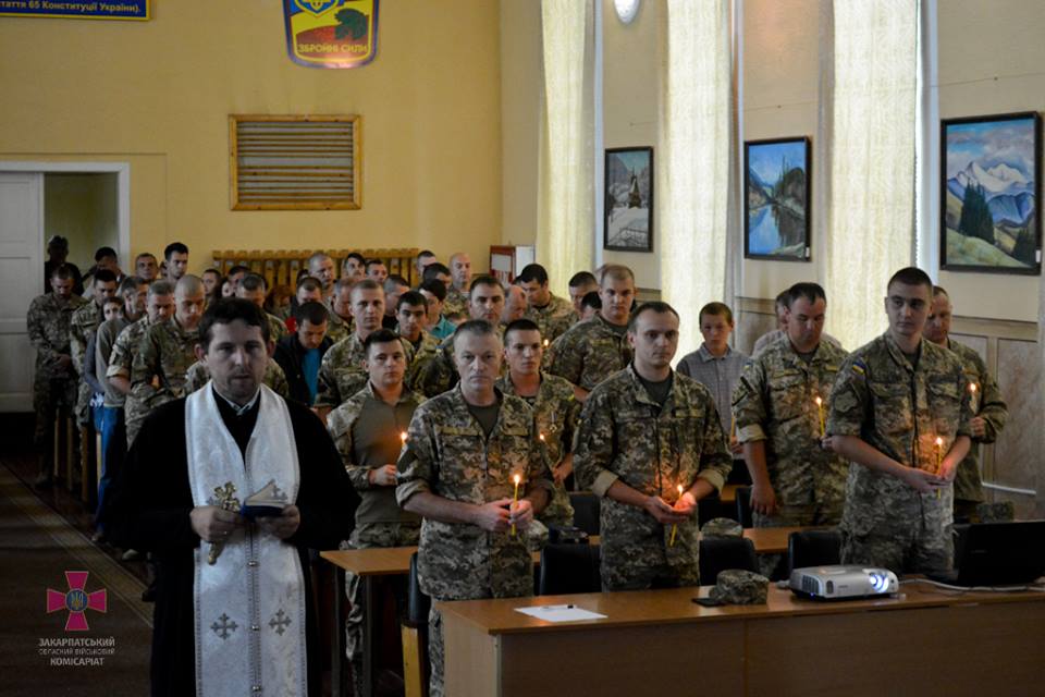 Минута молчания в честь погибших при обороне Луганского аєропорта
